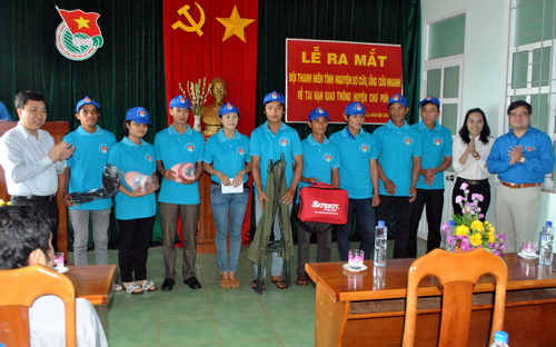 Đồng chí Nguyễn Mạnh Dũng - Bí thư thường trực Trung ương Đoàn trao các vật dụng hỗ trợ hoạt động cho đội TNTN huyện Chư Pưh